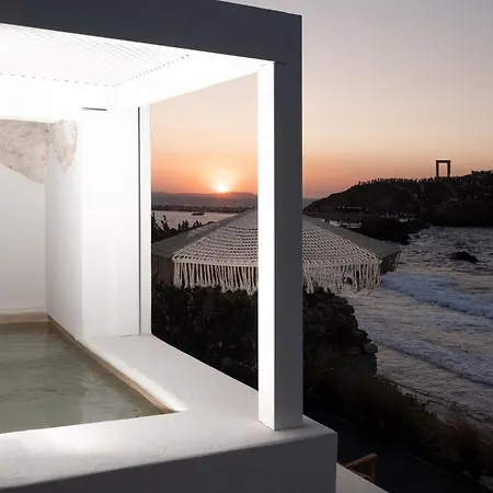 Portara Seaside Luxury Aparthotel 3*