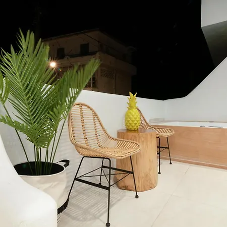 Portara Seaside Luxury Apartahotel