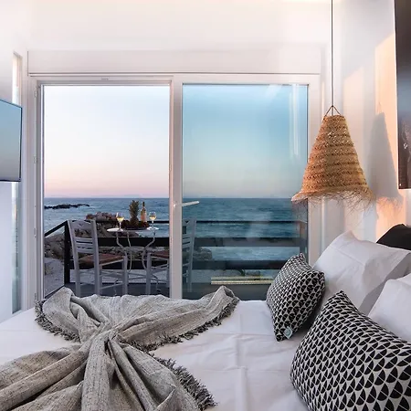 Portara Seaside Luxury Apartahotel 4*